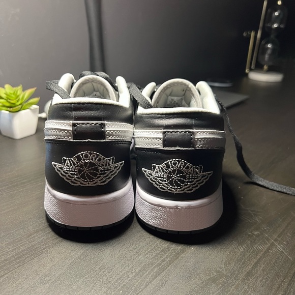 Mens Jordan 1 Low “Black Medium Grey” Size 11 - Picture 3 of 9